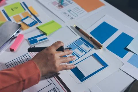 Team of UI UX web designer are working together to develop mobile responsiv.. 스톡 사진