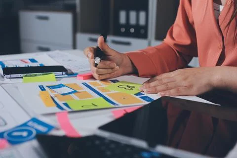 Team of UI UX web designer are working together to develop mobile responsiv.. 스톡 사진