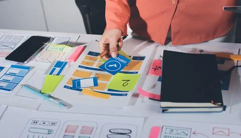 Team of UI UX web designer are working together to develop mobile responsiv.. 스톡 사진