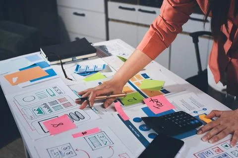 Team of UI UX web designer are working together to develop mobile responsiv.. 스톡 사진