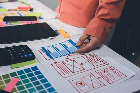 Team of UI UX web designer are working together to develop mobile responsiv.. 스톡 사진