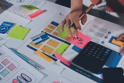 Team of UI UX web designer are working together to develop mobile responsiv.. 스톡 사진