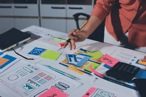 Team of UI UX web designer are working together to develop mobile responsiv.. 스톡 사진