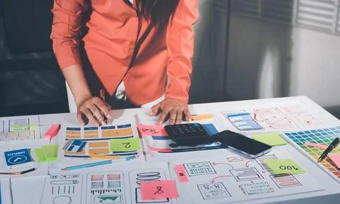 Team of UI UX web designer are working together to develop mobile responsiv.. 스톡 사진