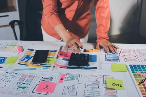 Team of UI UX web designer are working together to develop mobile responsiv.. 스톡 사진