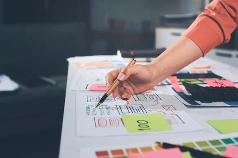 Team of UI UX web designer are working together to develop mobile responsiv.. 스톡 사진