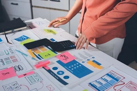 Team of UI UX web designer are working together to develop mobile responsiv.. 스톡 사진