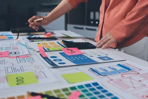 Team of UI UX web designer are working together to develop mobile responsiv.. 스톡 사진