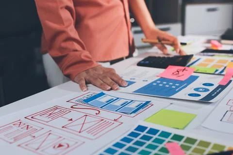 Team of UI UX web designer are working together to develop mobile responsiv.. 스톡 사진