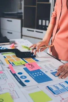 Team of UI UX web designer are working together to develop mobile responsiv.. 스톡 사진