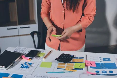 Team of UI UX web designer are working together to develop mobile responsiv.. 스톡 사진