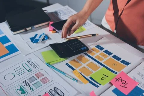 Team of UI UX web designer are working together to develop mobile responsiv.. 库存照片