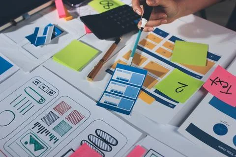 Team of UI UX web designer are working together to develop mobile responsiv.. 스톡 사진