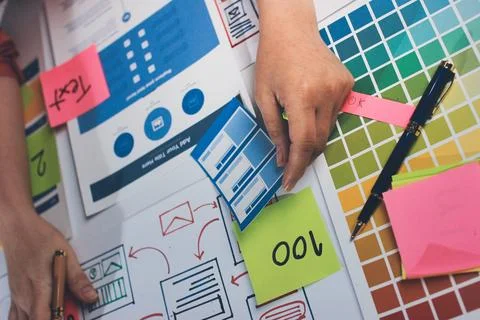 Team of UI UX web designer are working together to develop mobile responsiv.. 库存照片
