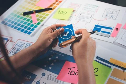 Team of UI UX web designer are working together to develop mobile responsiv.. 스톡 사진