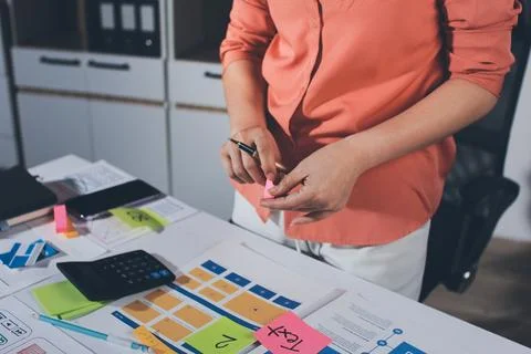 Team of UI UX web designer are working together to develop mobile responsiv.. 스톡 사진