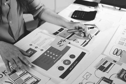 Team of UI UX web designer are working together to develop mobile responsiv.. 스톡 사진