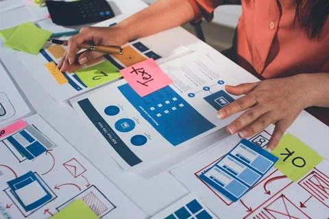 Team of UI UX web designer are working together to develop mobile responsiv.. 스톡 사진