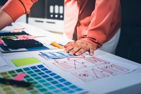 Team of UI UX web designer are working together to develop mobile responsiv.. 스톡 사진