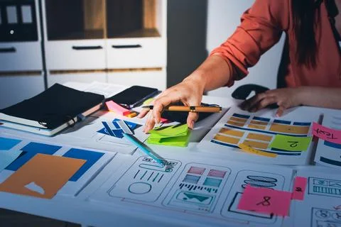Team of UI UX web designer are working together to develop mobile responsiv.. 스톡 사진