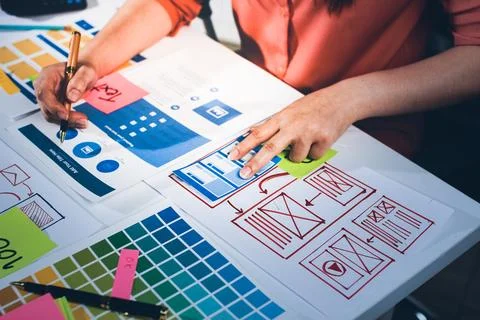 Team of UI UX web designer are working together to develop mobile responsiv.. 스톡 사진