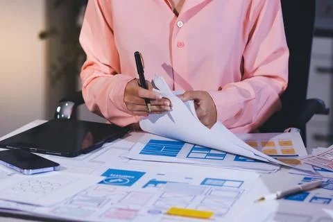 Team of UI UX web designer are working together to develop mobile responsiv.. 스톡 사진
