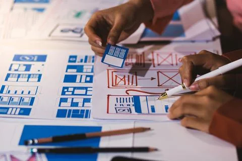 Team of UI UX web designer are working together to develop mobile responsiv.. 스톡 사진