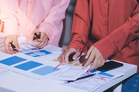 Team of UI UX web designer are working together to develop mobile responsiv.. 스톡 사진