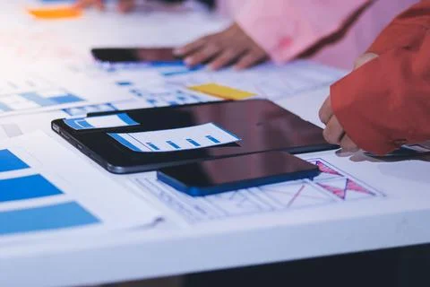 Team of UI UX web designer are working together to develop mobile responsiv.. 스톡 사진