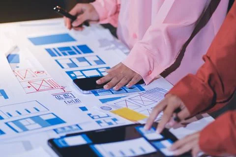 Team of UI UX web designer are working together to develop mobile responsiv.. 스톡 사진