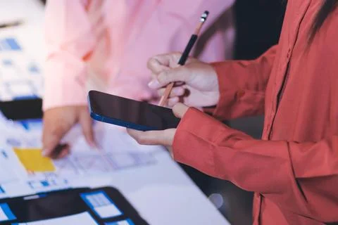 Team of UI UX web designer are working together to develop mobile responsiv.. 스톡 사진