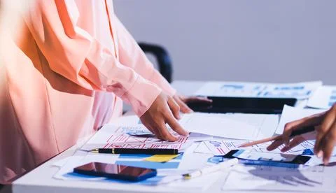 Team of UI UX web designer are working together to develop mobile responsiv.. 스톡 사진