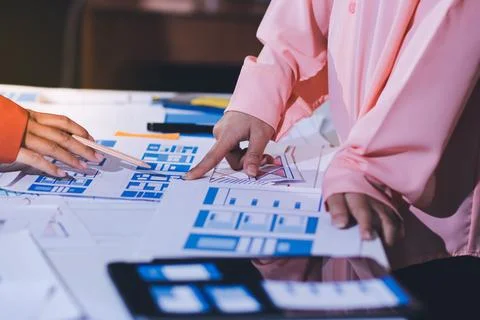 Team of UI UX web designer are working together to develop mobile responsiv.. 스톡 사진