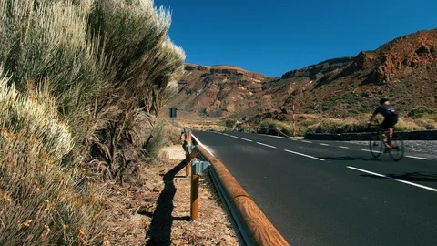 Team of unrecognized cyclists marathon rides on an asphalt road in a desert Video stock 119587088