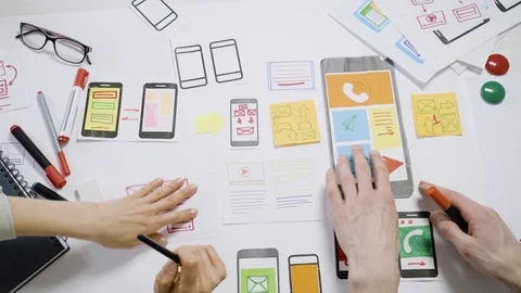 A team of UX creative designers  web application development for mobile phones.  Vídeo Stock 125403368