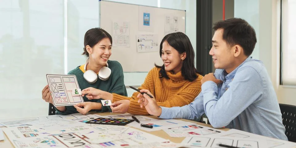 Team of ux developer and ui designer brainstorming interface wireframe design 스톡 사진