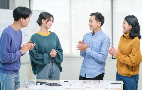 Team of ux developer brainstorming and discussing about mobile app wirefram.. 스톡 사진