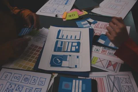 Team of uxui designers pointing at computer screen, discussing new mobile a.. 스톡 사진