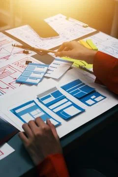 Team of uxui designers pointing at computer screen, discussing new mobile a.. 스톡 사진