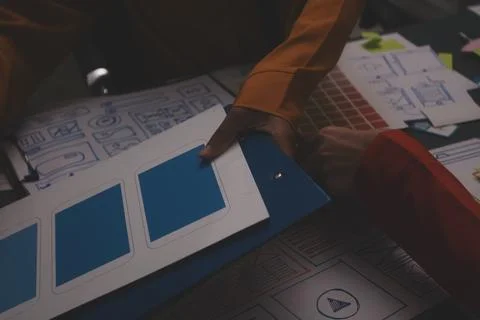 Team of uxui designers pointing at computer screen, discussing new mobile a.. 스톡 사진