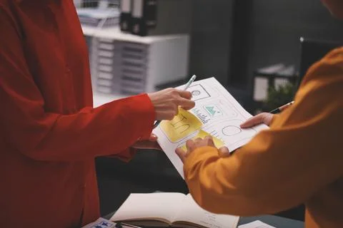 Team of uxui designers pointing at computer screen, discussing new mobile a.. 스톡 사진