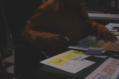 Team of uxui designers pointing at computer screen, discussing new mobile a.. 스톡 사진