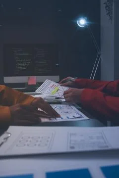 Team of uxui designers pointing at computer screen, discussing new mobile a.. 库存照片