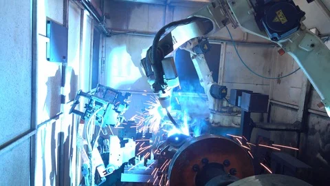 Team welding robots represent the movement in the automotive parts industry Video stock 109451301