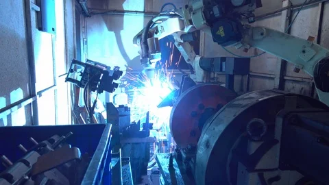 Team welding robots represent the movement in the automotive parts industry Video stock 109451467
