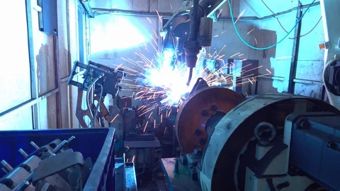 Team welding robots represent the movement in the automotive parts industry Video stock 110287504