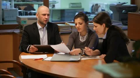 Team work in the office with tablet 스톡 동영상 10800994