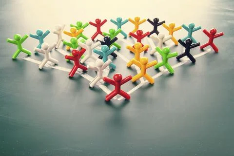Team work organizational chart concept, colorful dolls on blackboard. 스톡 사진