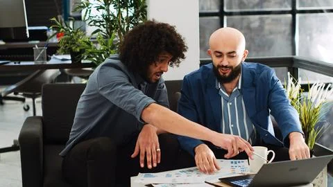 Team of workers plans analytics report Foto stock