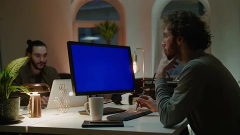 Team workers solve problem sitting at white table in office Vidéo 152068719